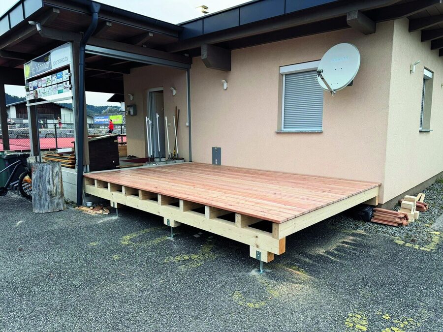 Die neue Holzterrasse am Anbau