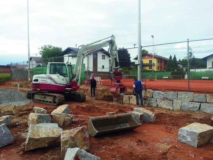 Bagger und Granitsteine beim Umbau der Tennisplätze