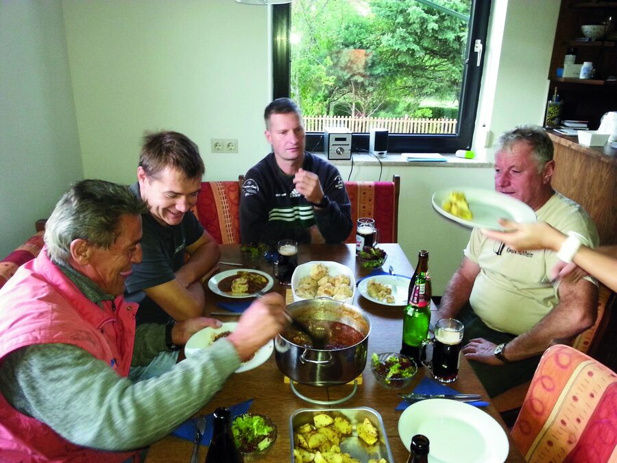 Runde beim gemeinsamen Essen im Clubraum nach dem Arbeitseinsatz