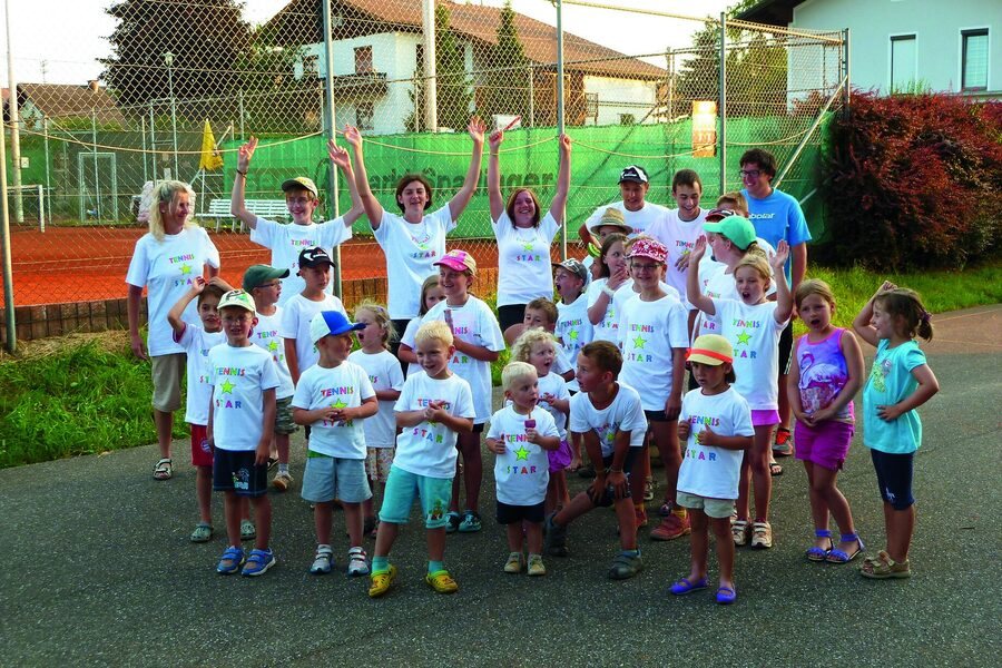 Frühe Gruppe des Kindertenniscamps