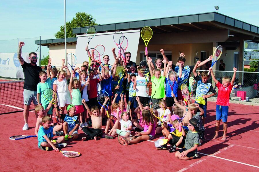 Kinder und Trainer jubeln beim Camp