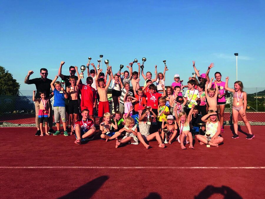 Große Gruppe Kinder beim Abschlussfoto des Camps