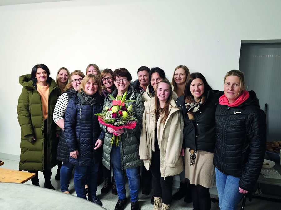 Die Damen des Vereins mit Blumenstrauß