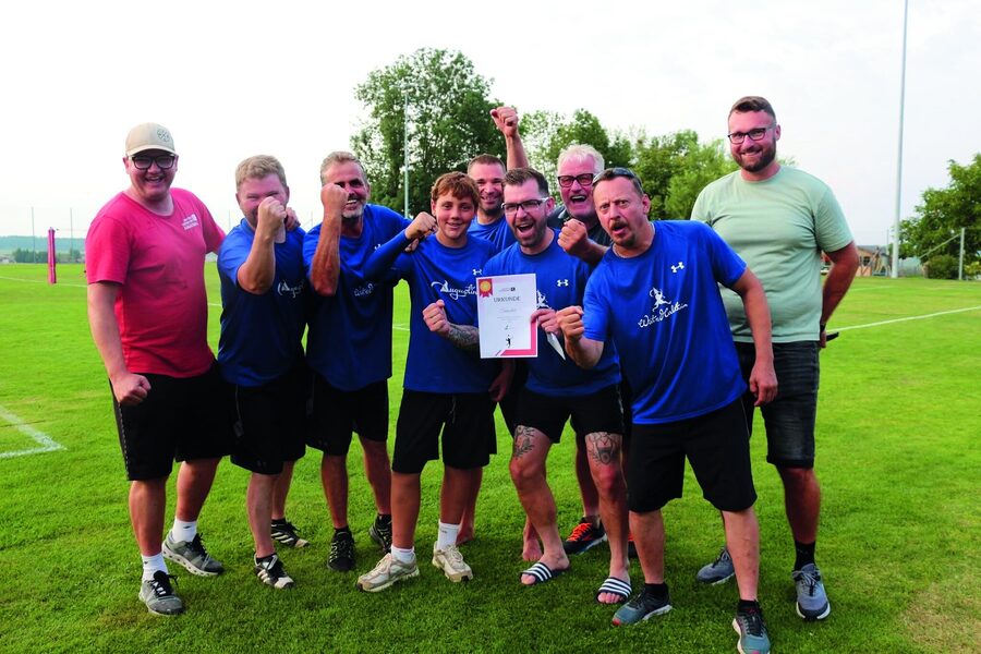 Die Faustballmannschaft mit der Siegerurkunde