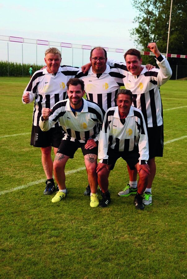 Das Faustballteam in gestreiften Trikots