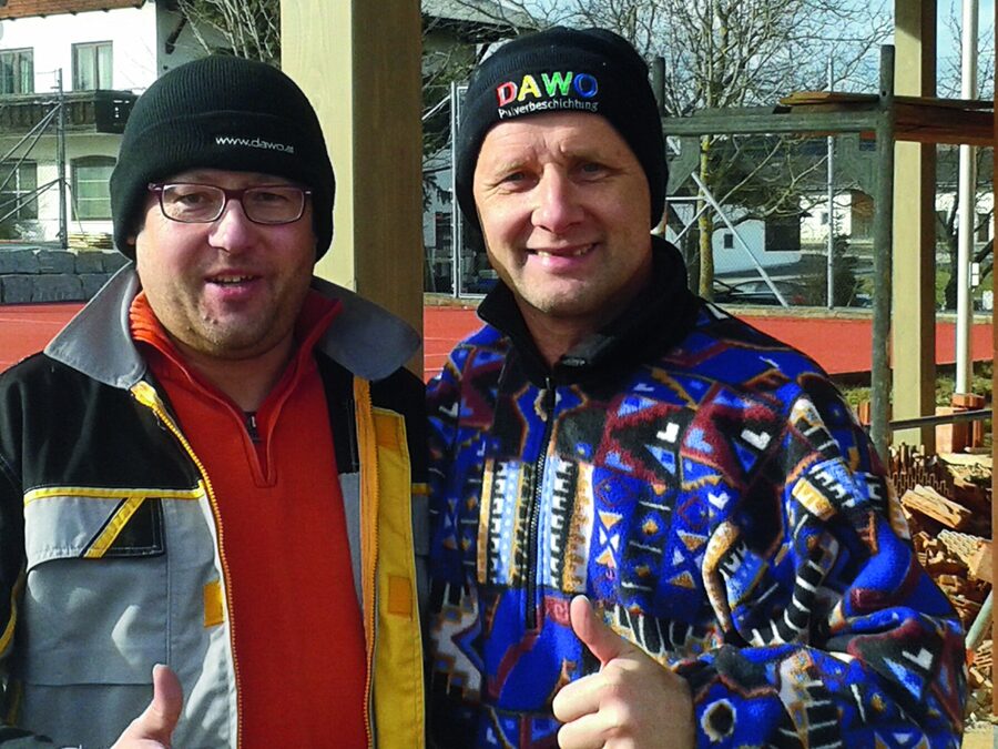 Zwei Vereinsmitglieder mit Hauben beim First-Stehlen