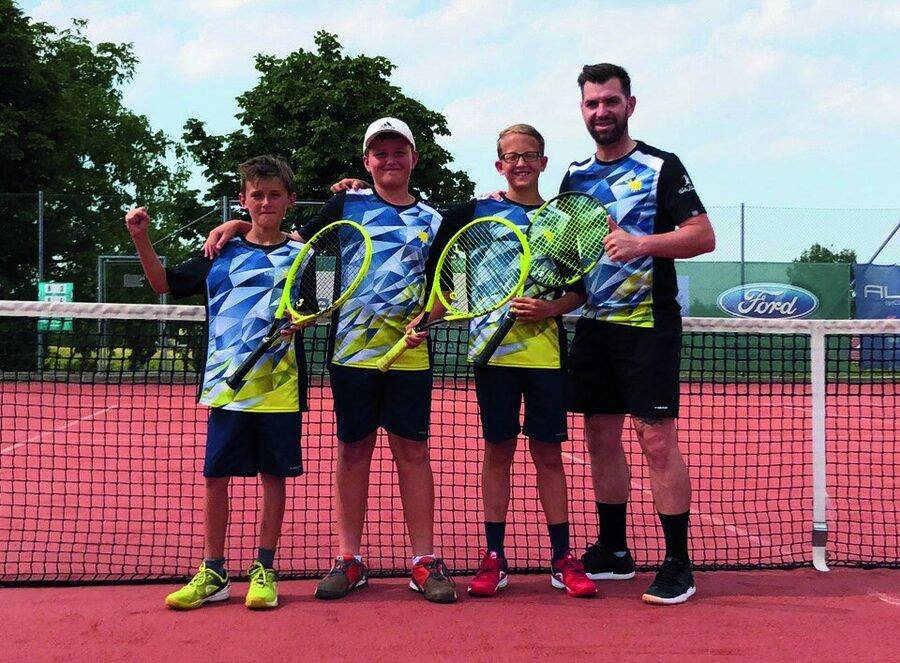 Jugendliche jubeln auf dem Tennisplatz