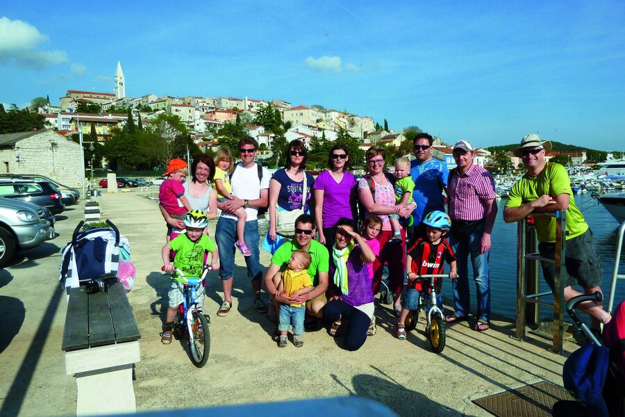 Große Gruppe mit Kindern und Rädern in Kroatien