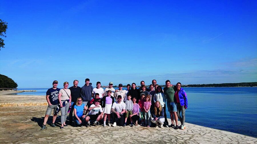 Gruppenfoto der Reisegruppe am Wasser in Kroatien