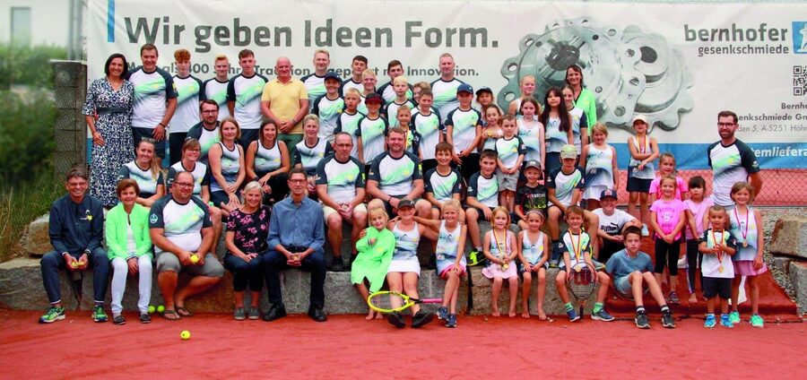 Der ganze Verein posiert mit den neuen Dressen