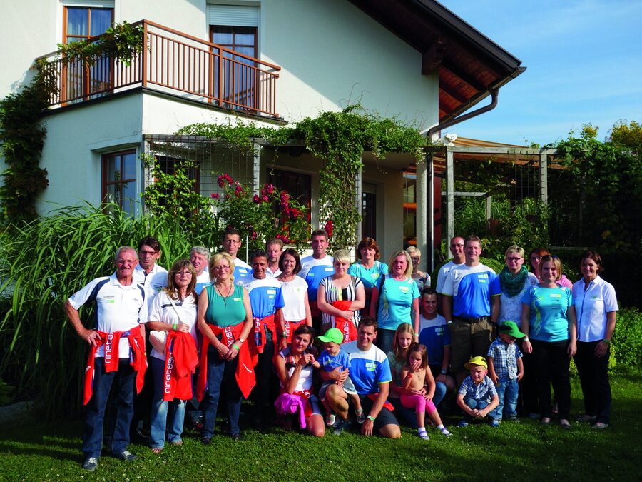 Vereinsmitglieder mit Familien vor dem Musikfest