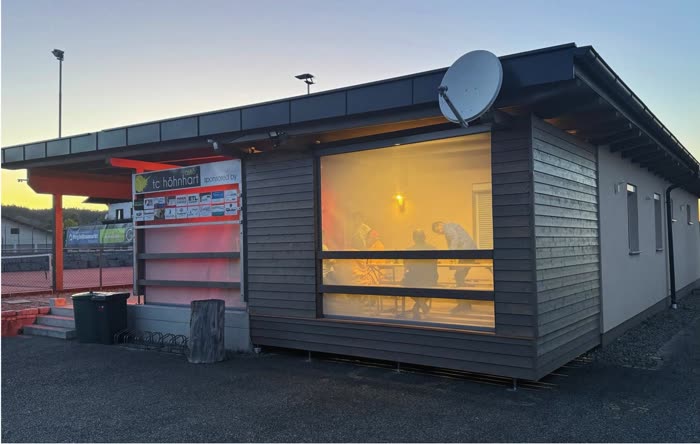 Der fertige Anbau des Clubheims in der Abenddämmerung
