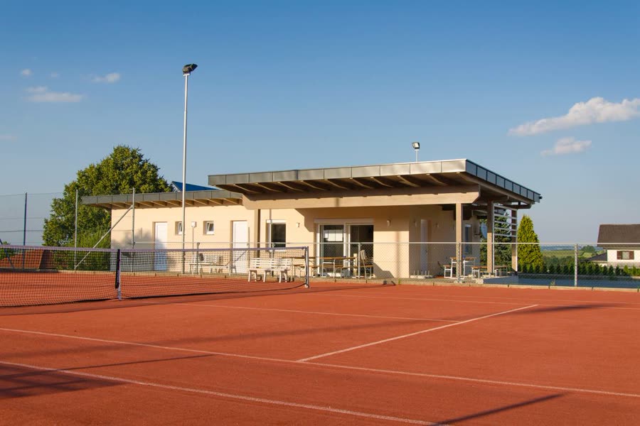 Das fertige Clubheim vom Tennisplatz aus gesehen