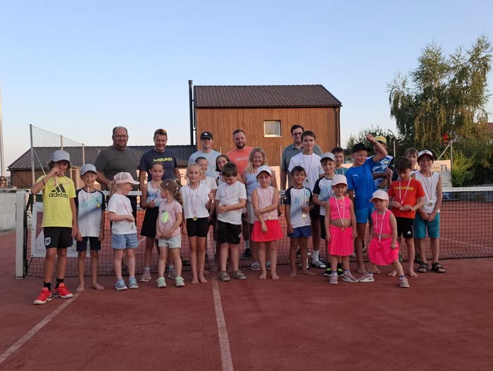 Gruppenfoto der Kinder mit Medaillen